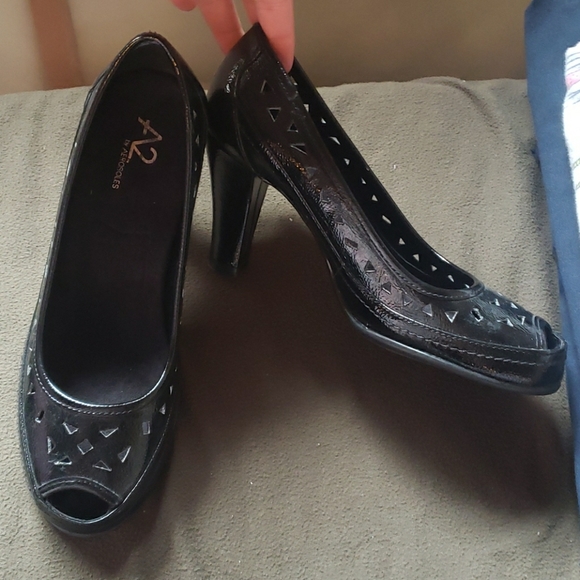 Shoes size 8 - Picture 1 of 3